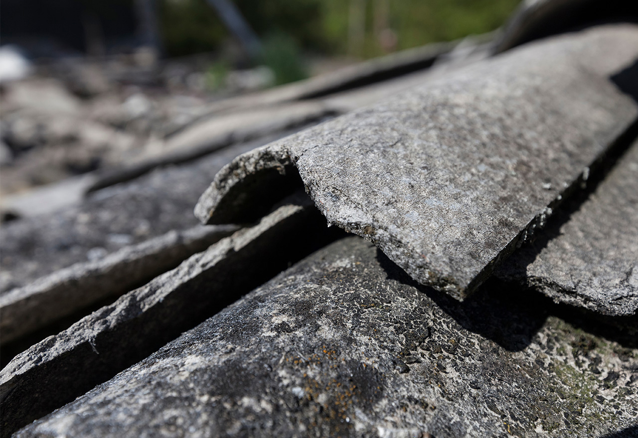 Vi hjälper dig att sanera ditt tak från asbest.