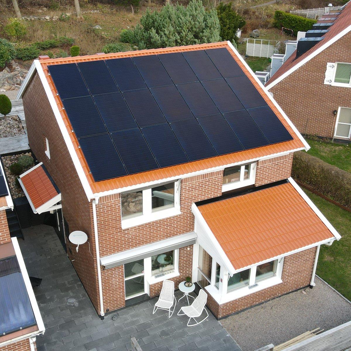 Villa med nytt tak och solpaneler
