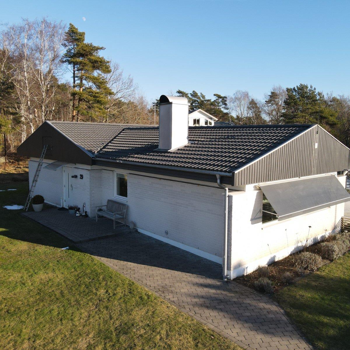 Boningshus i Onsala med nya St Eriks Mjöbäck Blank takpannor
