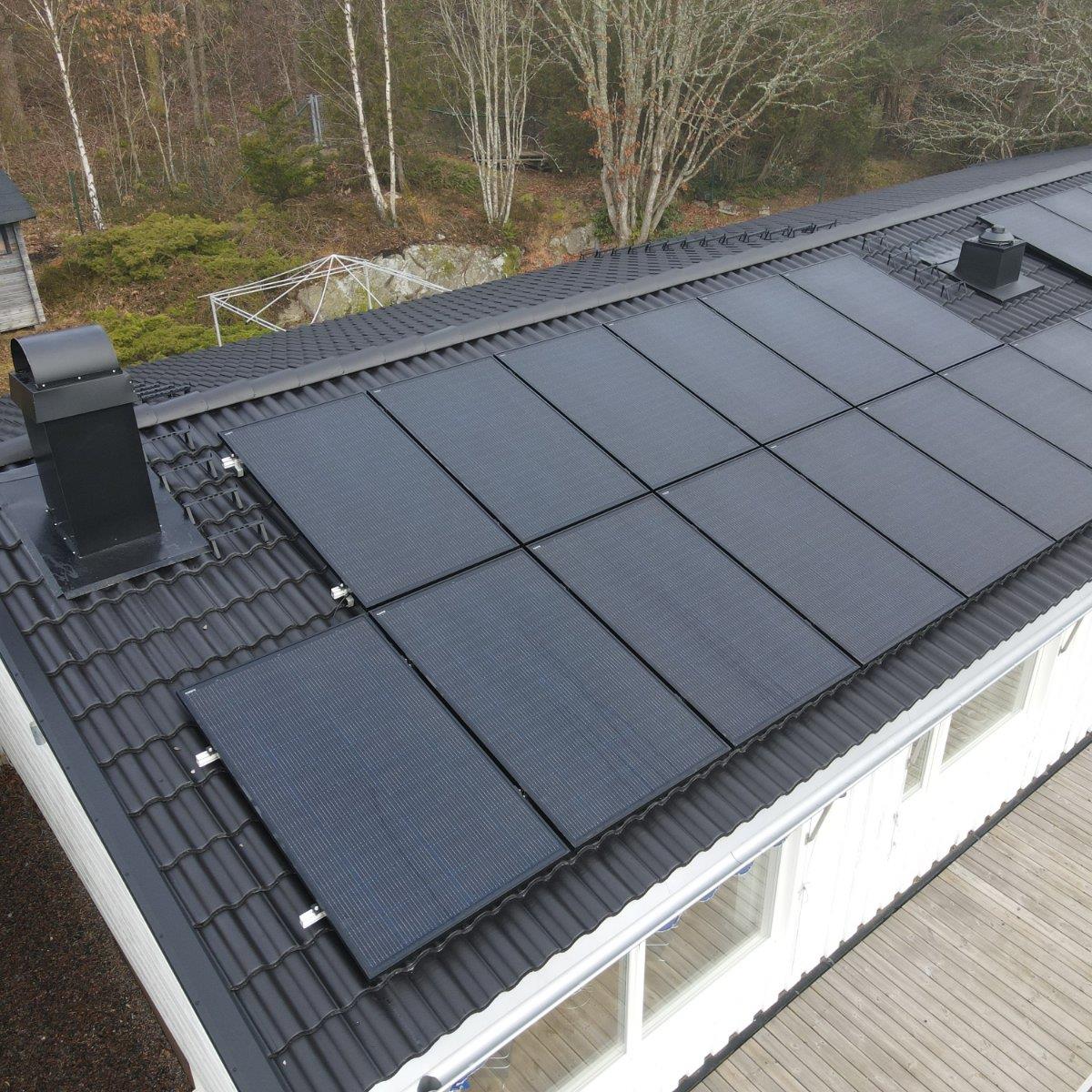 Färdigt tak i Hovås med svarta betongpannor och solpaneler