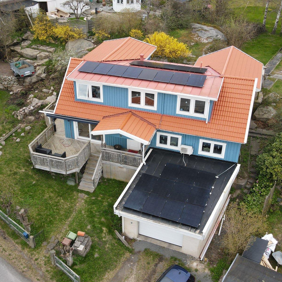 Villa i Åsa efter takbyte med tegelröda S:T Eriks Mjöbäck pannor