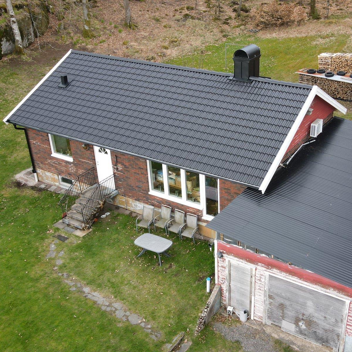 Villa i Fjärås med nytt svart blankt betongpannetak
